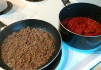 〈蕃茄肉醬〉中火煎牛肉約3分鐘。中小火煮蕃茄泥，水，油約5分鐘。