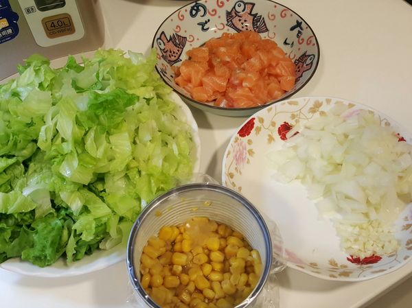白飯煮好 
食材洗好 切好
鮭魚切丁 加米酒 鹽巴 醃製一下