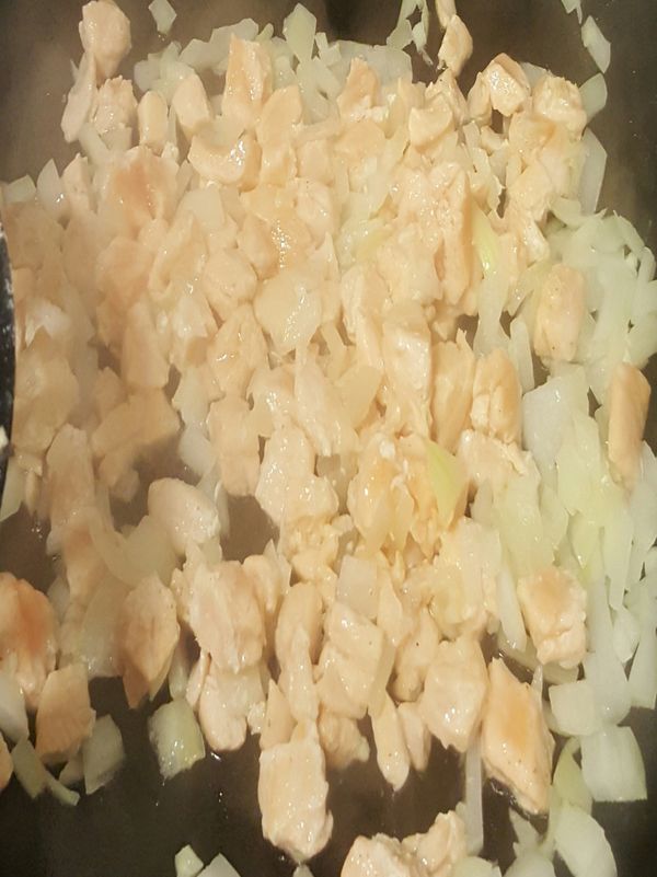 熱鍋 先煎鮭魚丁 鮭魚會逼出大量油脂 所以可以不用倒油了

鮭魚快熟後 倒入蒜末 洋蔥爆香