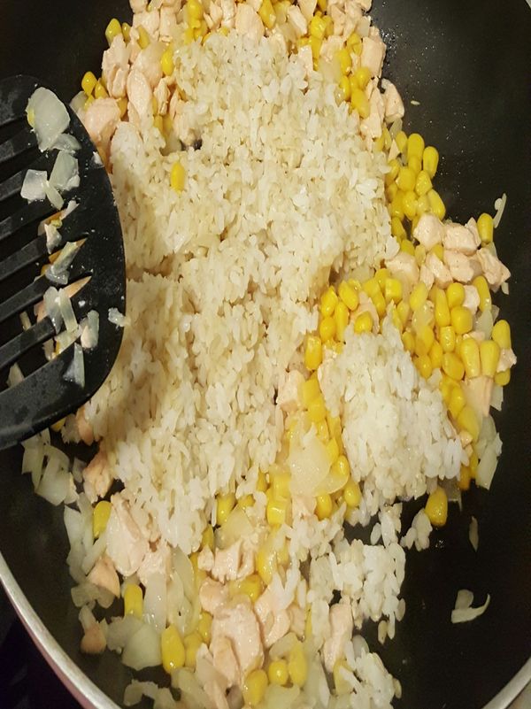 加入玉米 白飯 拌炒開來