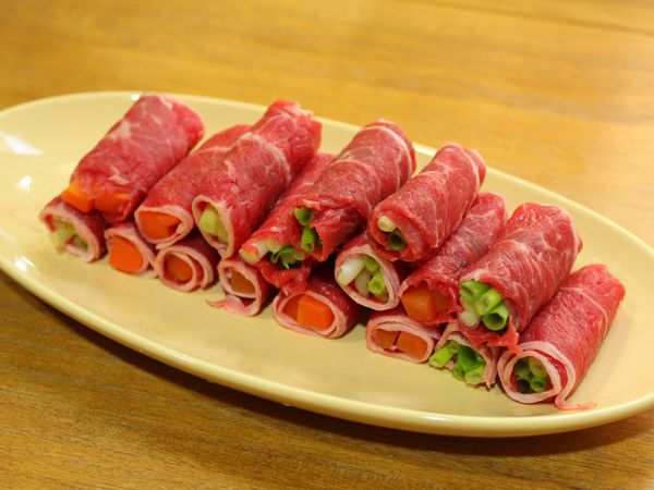 取一平底鍋,轉小火,倒入一大匙油,肉片捲收口朝下,封口收縮固定後就可翻面