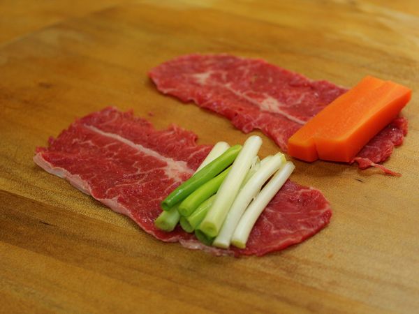 肉片攤平,在一端放上適量蔬菜,捲起捲緊