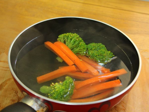 放入熱水煮熟撈起,冰鎮備用