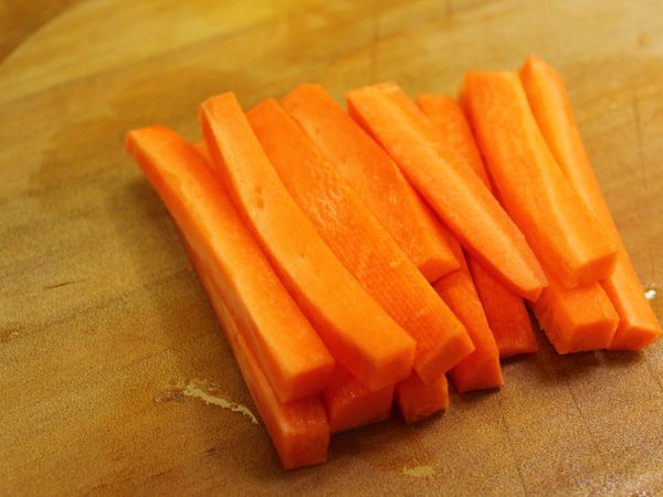 紅蘿蔔切成一公分寬長條