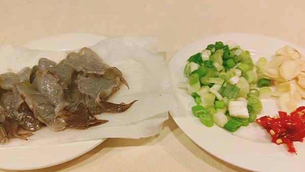 白蝦去殼去腸泥洗淨後用廚房紙巾吸乾水份 
青蔥洗淨切蔥末 蒜頭切片 辣椒切末 備用