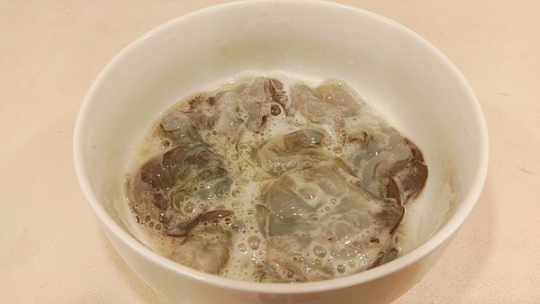 取蛋白加入鹽調勻放入蝦仁米酒及少許的太白粉抓勻醃製約5分鐘