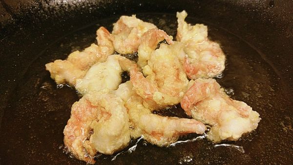 將蝦仁略沾酥炸粉後全部放入熱油鍋內即可關火
用油的溫度就可將蝦仁熟透且口感也不會過老