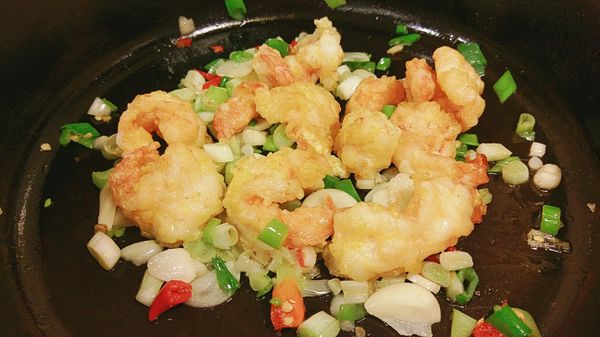 將蝦仁撈起瀝油放入加入胡椒粉拌勻