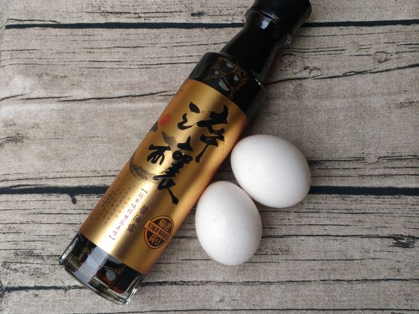 軟嫩好吃又令人懷念的古早味醬油蒸蛋材料超級簡單，只需要雞蛋、粹釀醬油露＆清水