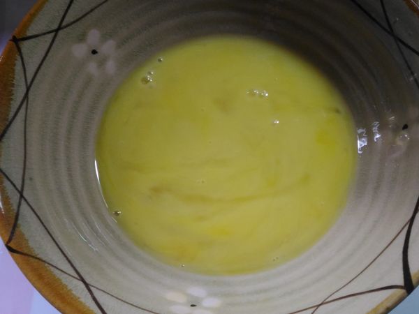 將蛋輕輕攪拌均勻，並將蛋液與（醬油＋水）依照 蛋 1 ：(醬油＋水) 2 的比例混合攪拌均勻