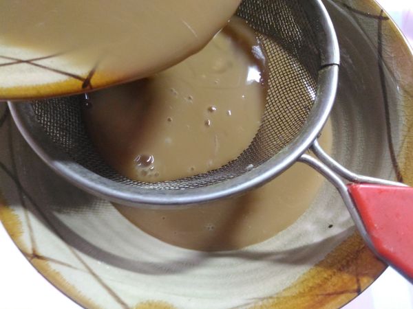 混合後的蛋液用篩網過濾，去除表面多餘氣泡即可放入電鍋中蒸
