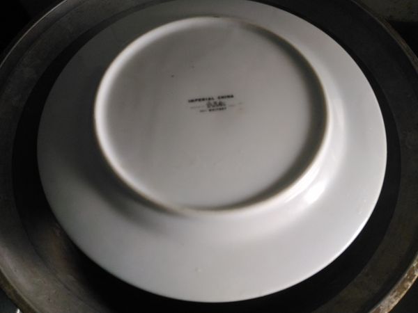 電鍋內加水先預熱後即可放入蛋液，並在蒸碗上覆蓋一個平盤，可避免蒸煮時的水蒸汽流入蒸蛋中影響蛋液比例