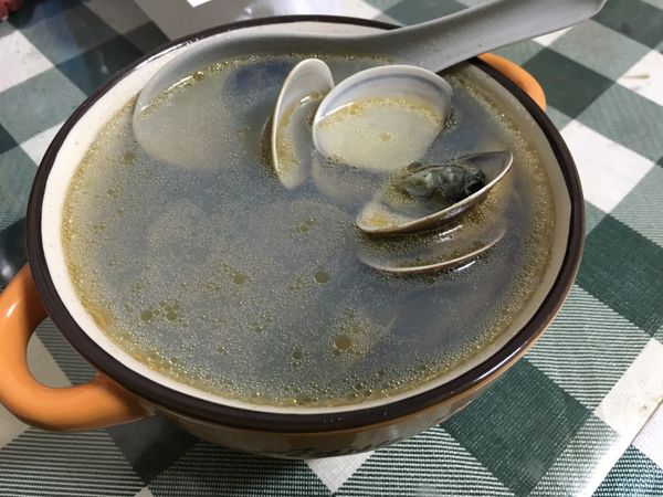 文蛤全開後，加入少許米酒（兩湯匙）與麻油。
即可起鍋