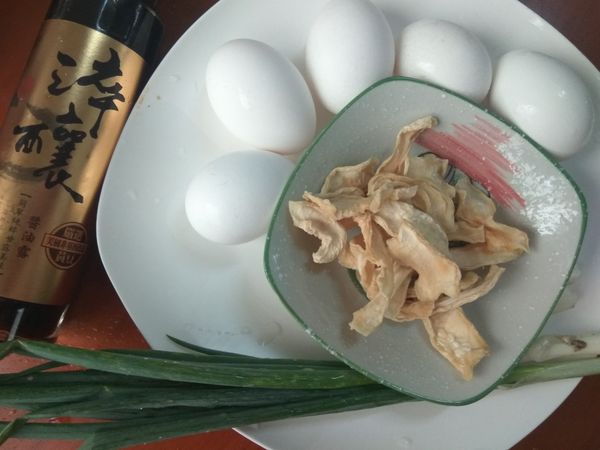 準備好食材，我們要來做一道很有阿嬤味道的手路菜嘍。