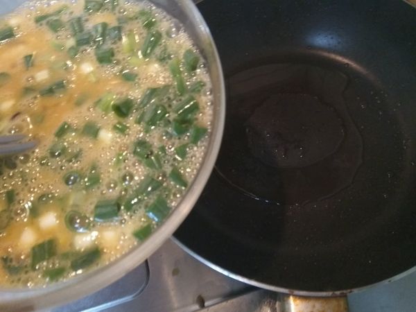 加熱平底鍋，倒入1匙橄欖油，再倒入拌好的食材，以中小火煎到雙面金黃色就可以離火裝盤了。