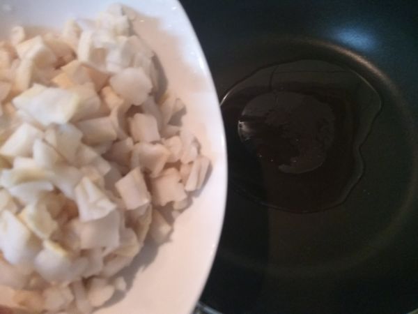 加熱平底鍋，倒入1匙橄欖油，放入菜脯末拌炒，這裡要使用中小火來炒，才能將菜脯炒香，炒出來的口感會脆而多汁，不乾柴。