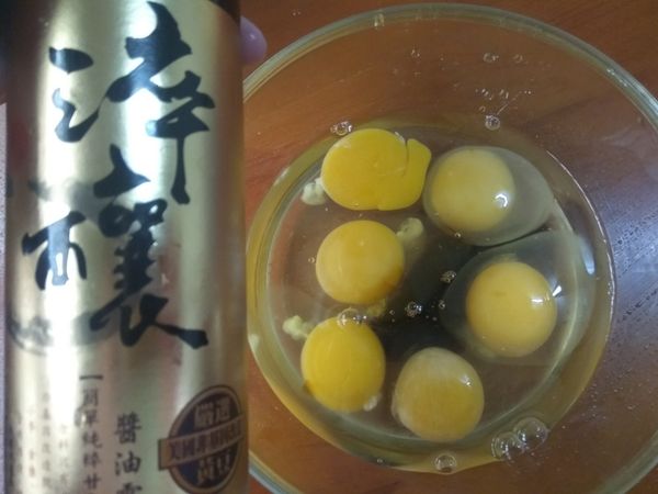 在料理碗內打入雞蛋，加入淬釀醬油露，將雞蛋攪拌成蛋液備用。