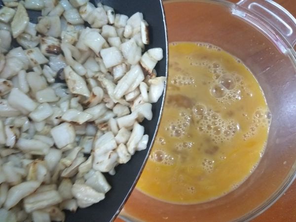 將炒香的菜脯倒入蛋液裡攪拌均勻。