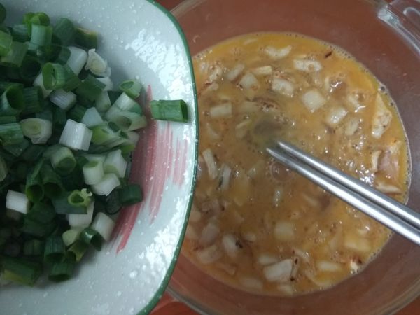 青葱洗淨，切去頭尾再切成葱花放入料理碗中，並加入1匙的鹽巴調味。