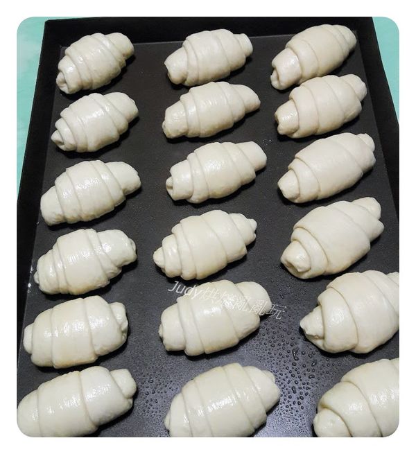 烤箱預熱上下火210/200度。(家用烤箱請用190度)