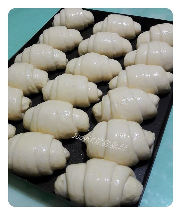 進烤箱前表面刷上適量的全蛋液，進烤箱烤約18-20分鐘至表面金黃即可