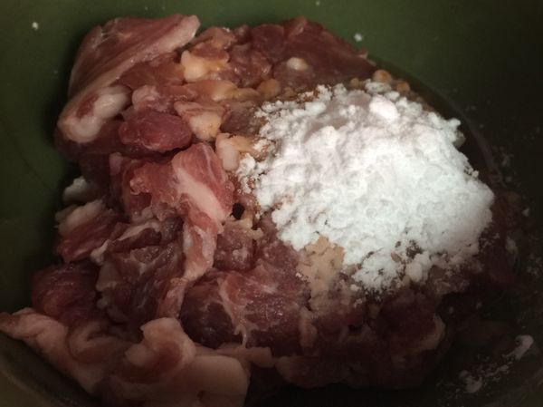 先加醬油跟米酒還有太白粉醃過豬肉十分鐘