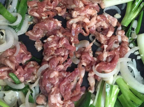 加入醃好的肉絲