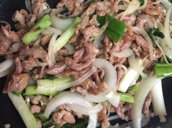 炒熟之後加一大匙醬油