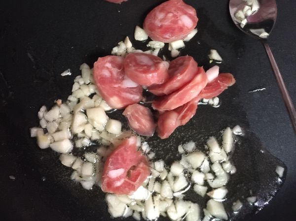 先爆香蒜頭之後加入切片的香腸