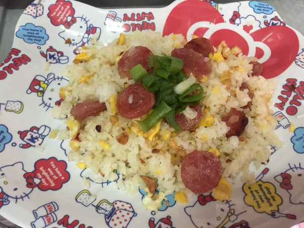 熟了之後加入蛋液跟飯一小匙鹽拌炒
最後再撒上蔥花即可