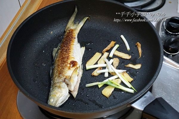 利用鍋子旁放入薑片爆香，接著放入青蔥白色段（喜歡吃辣的朋友可以在這步驟放入辣椒）