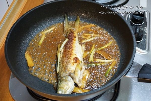 蓋上鍋蓋，稍微悶一下後，開蓋收汁