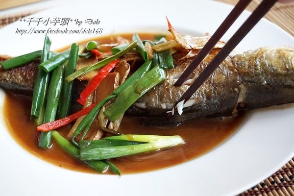 將後將醬汁淋上魚肉，薑薑，美味的《醬燒午仔魚》就大功告成囉～