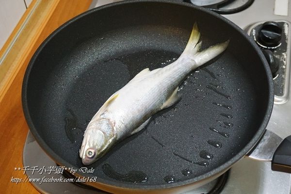 鍋內放入適量的沙拉油，接著將午仔魚放入