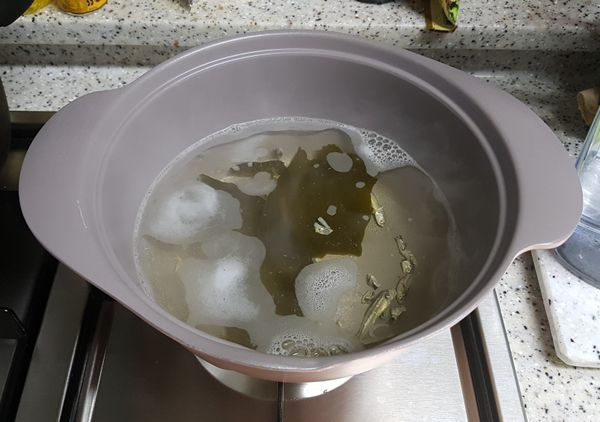 首先，先來準備高湯部份，先在鍋肉放入600ml的水之後，再放入小魚乾及昆布來熬煮30分鐘。