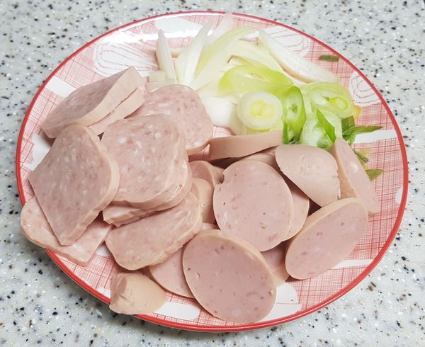 利用熬高湯的時間，先來將其他的食材洗淨備用，洋蔥切絲、蔥切末、火腿及熱狗切片備用。