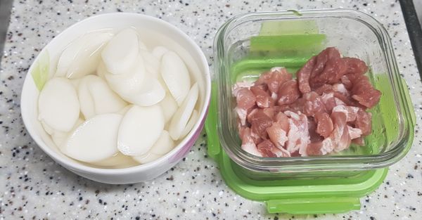 豬肉切碎、年糕片先泡水備用，這樣要煮的時候比較容易爛。