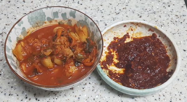 泡菜也先取出來後，用剪刀先剪小一點，同時也將佐料的部份先備好，佐料的部份就是將辣椒粉、辣椒醬、醬油、蔥、蒜泥及米酒放入小疊內再攪拌一下就完成了。