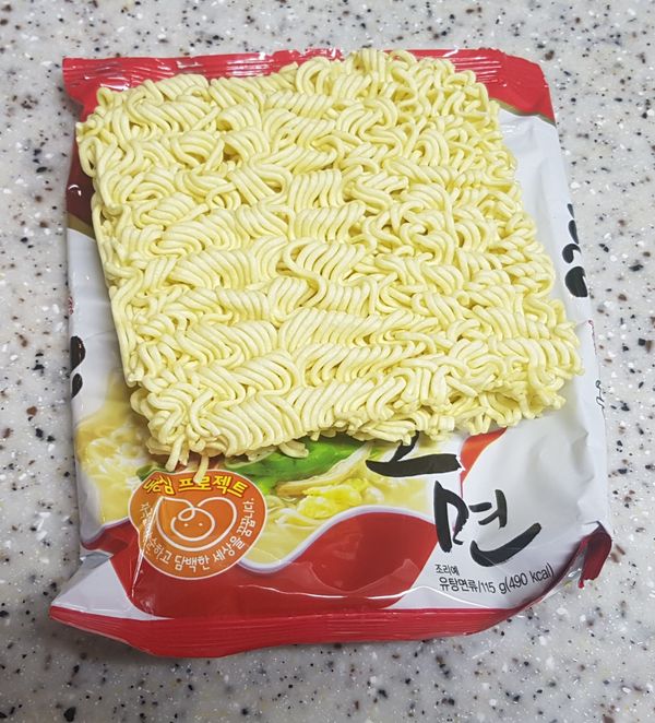 當然如果家裡有泡麵及起士的話，加進去也很好吃，但是我們家目前只有泡麵，所以我也只有準備泡麵而的已。