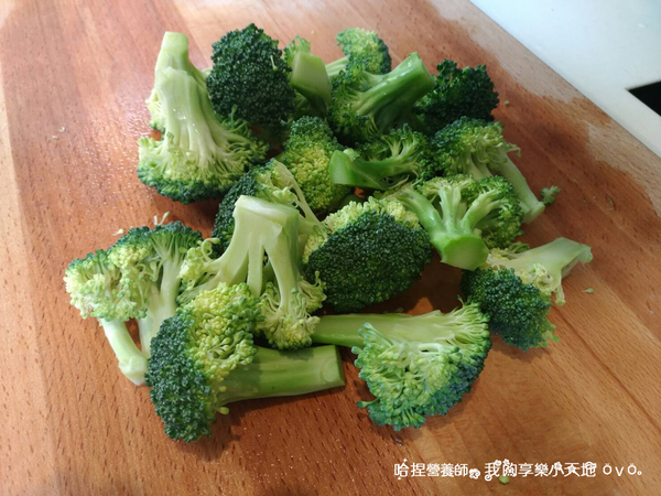 青花菜切小株備用。