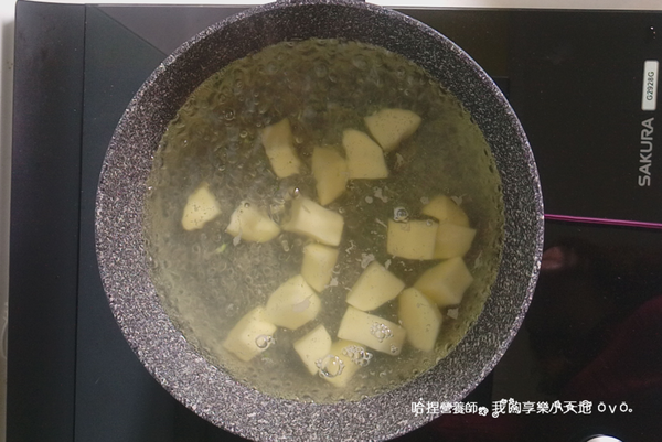 燒鍋熱水煮青花菜，加入海鹽燙熟即可起鍋，再放馬鈴薯塊煮約20分鐘（用筷子搓搓看，鬆軟即可）。