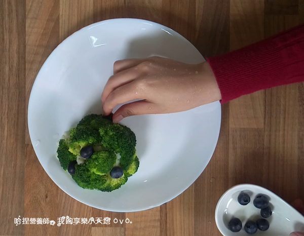 將馬鈴薯泥當基底，插入青花菜堆疊成小樹，放入藍莓與蔓越莓當點綴，漂亮的聖誕小樹就完成囉！