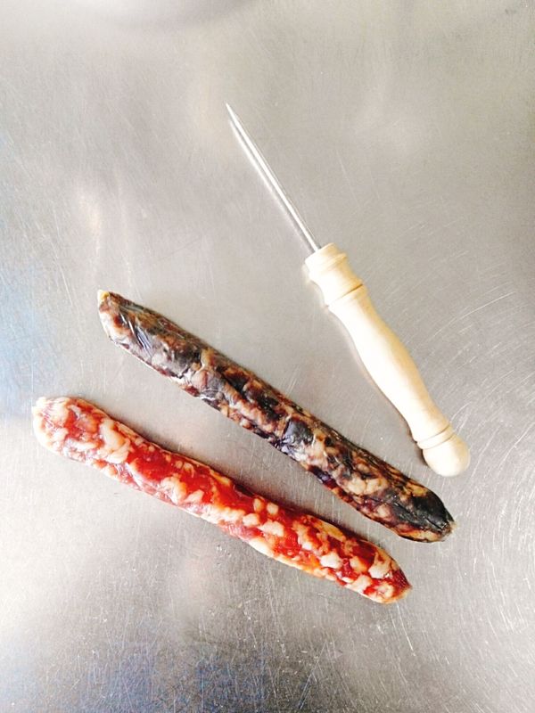 用尖銳的食器在臘腸上刺洞。