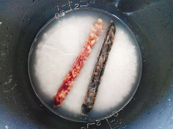 米洗好，放入臘腸。