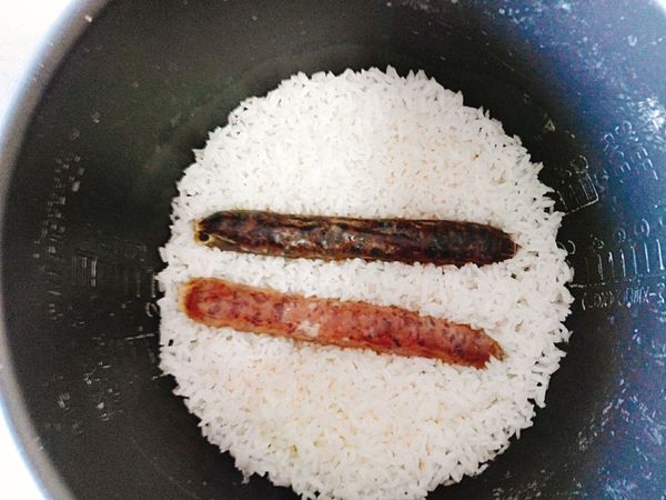 煮好的臘腸飯。