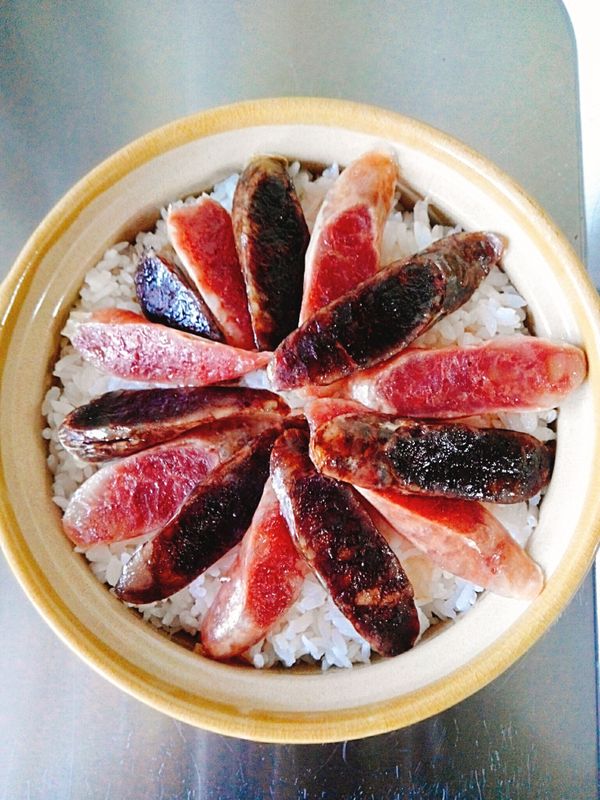 臘腸切片，平均鋪上。