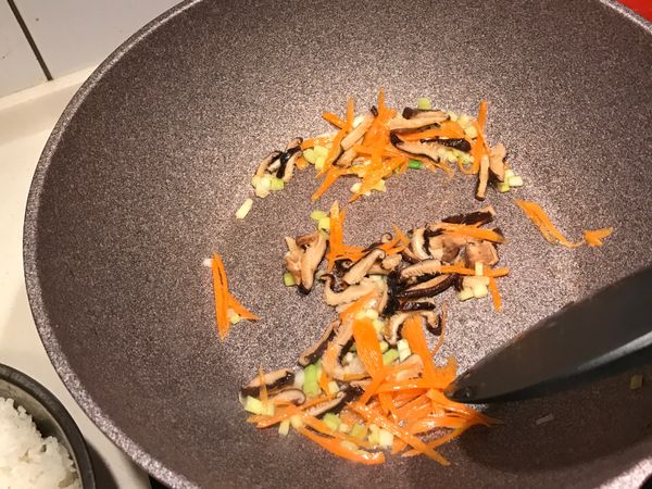 起油鍋

下蔥白👉🏻香菇絲👉🏻紅蘿蔔絲 炒香後
