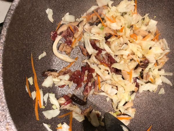 下高麗菜絲拌炒軟化後
加入肉絲