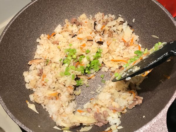 肉絲炒到稍微熟化後加入白飯
拌炒炒鬆加入青蔥