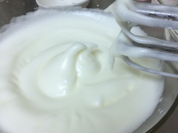 蛋白+檸檬汁+細砂糖打至濕性發泡。